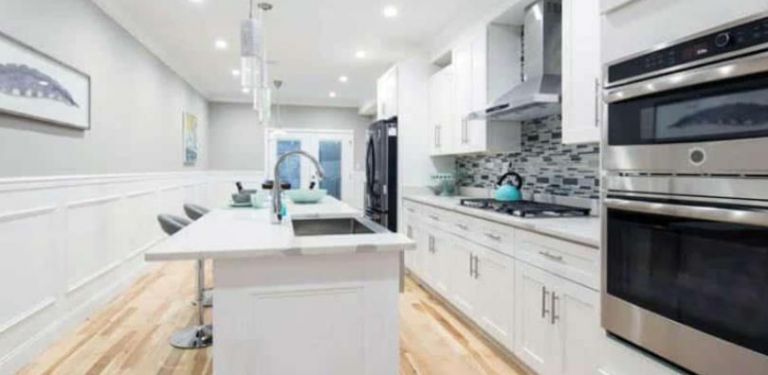 廚房護墻板：要了解的優點、缺點和成本理念